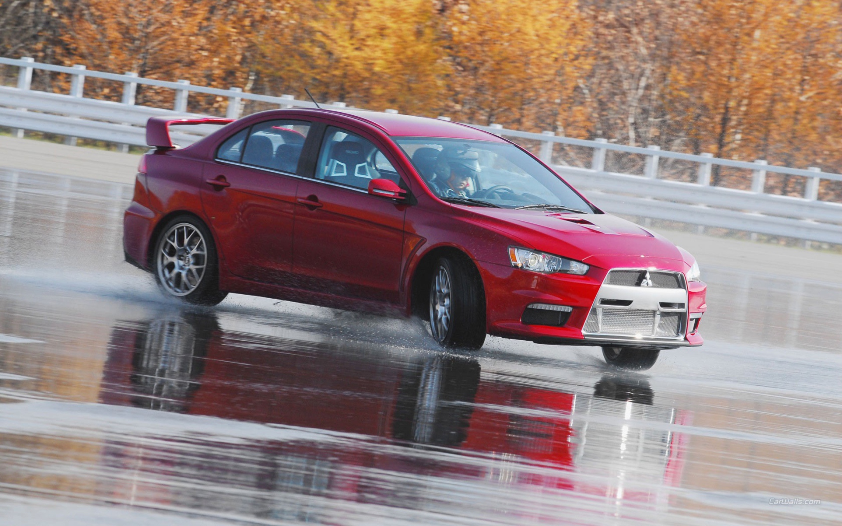 Митсубиси на мокрой дороге