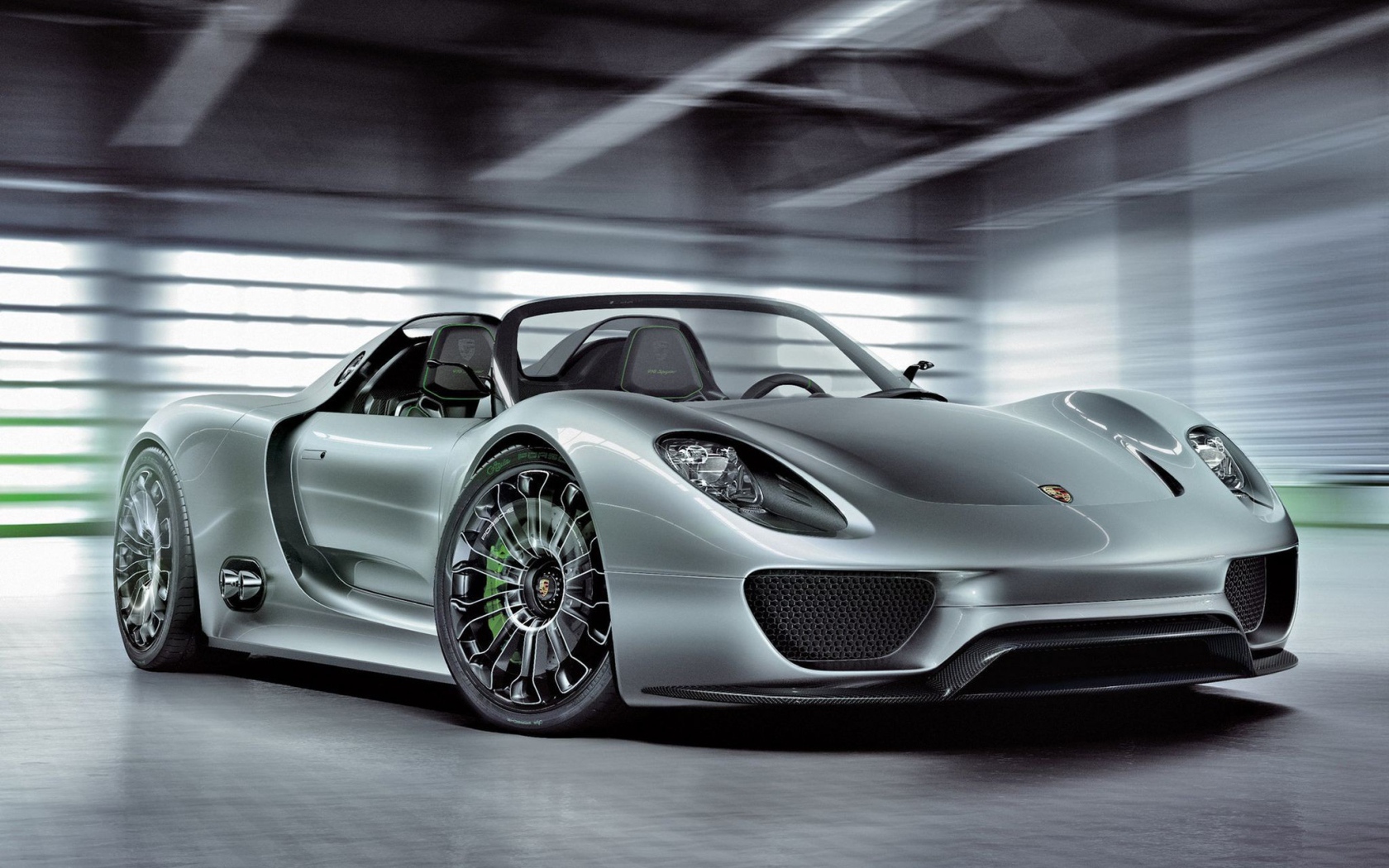 Серебристый Porsche 918 Spyder