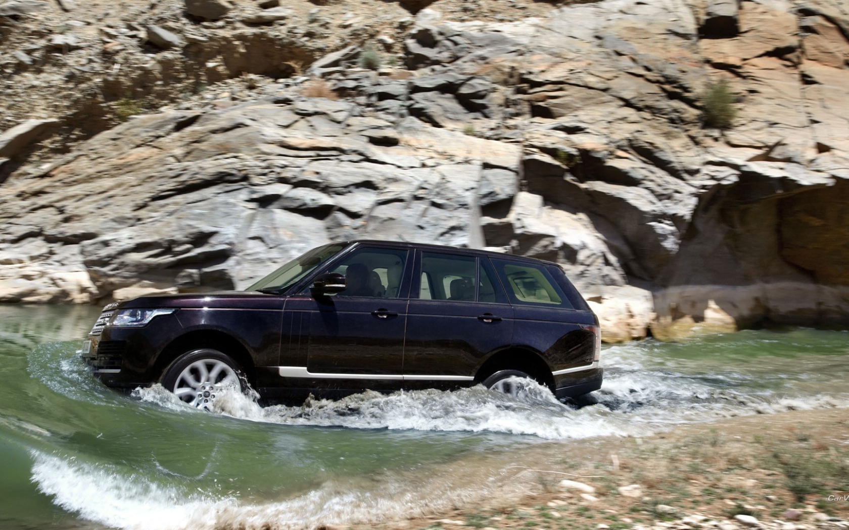 Randge Rover в воде
