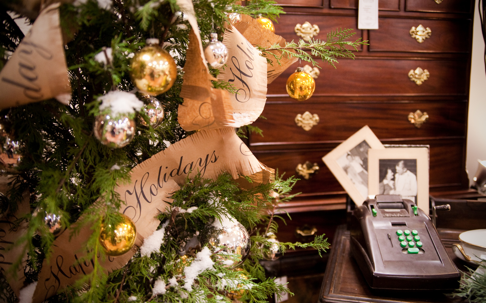 Заснеженная ёлка в уютной комнате на рождество