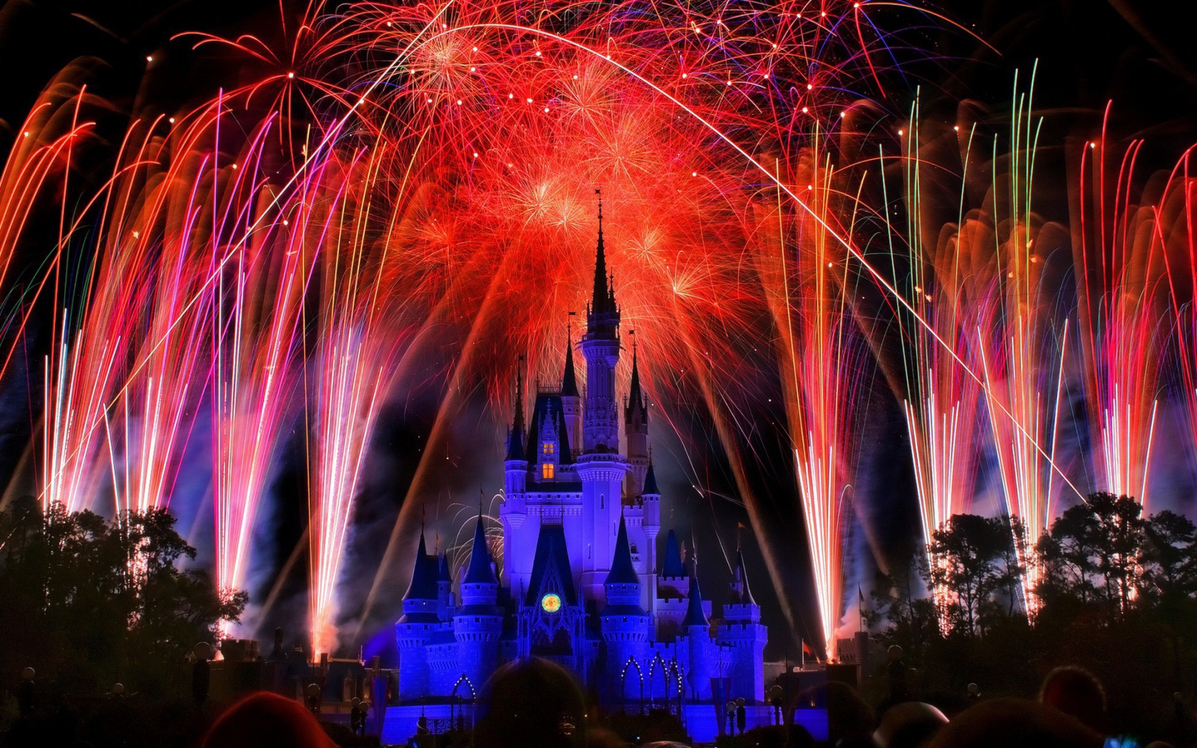 Праздничный фейерверк над костелом