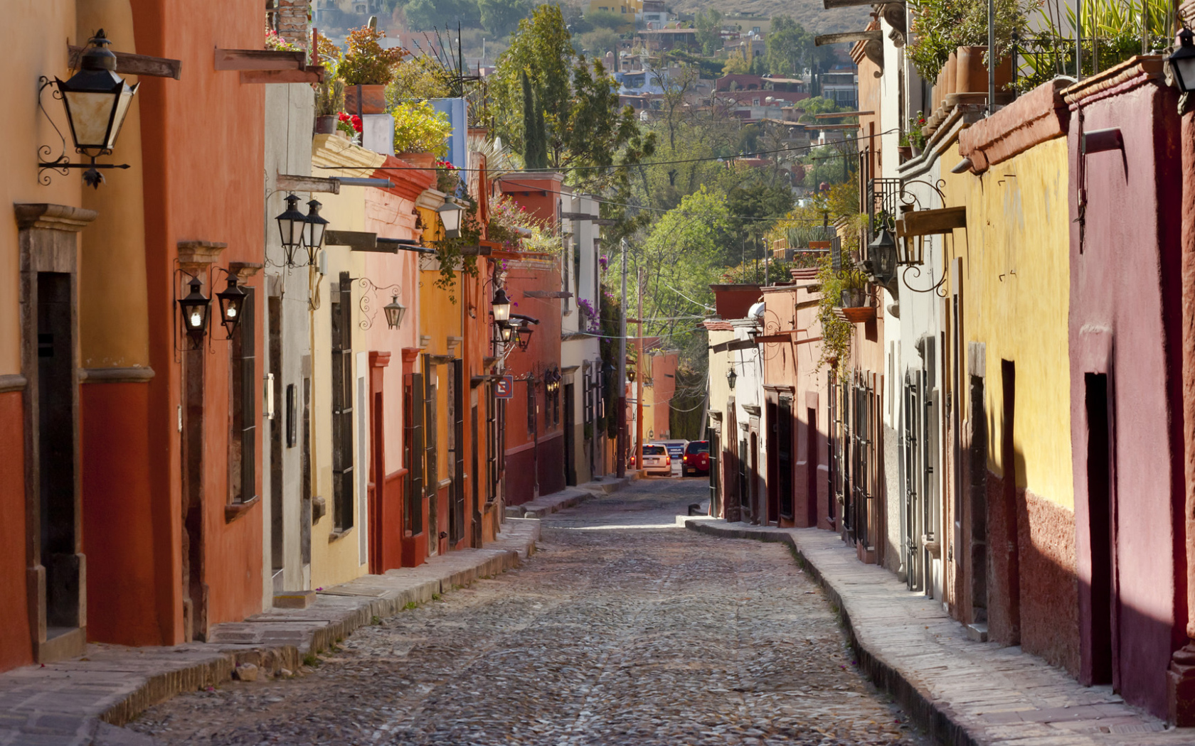 Старинная улица с фонарями