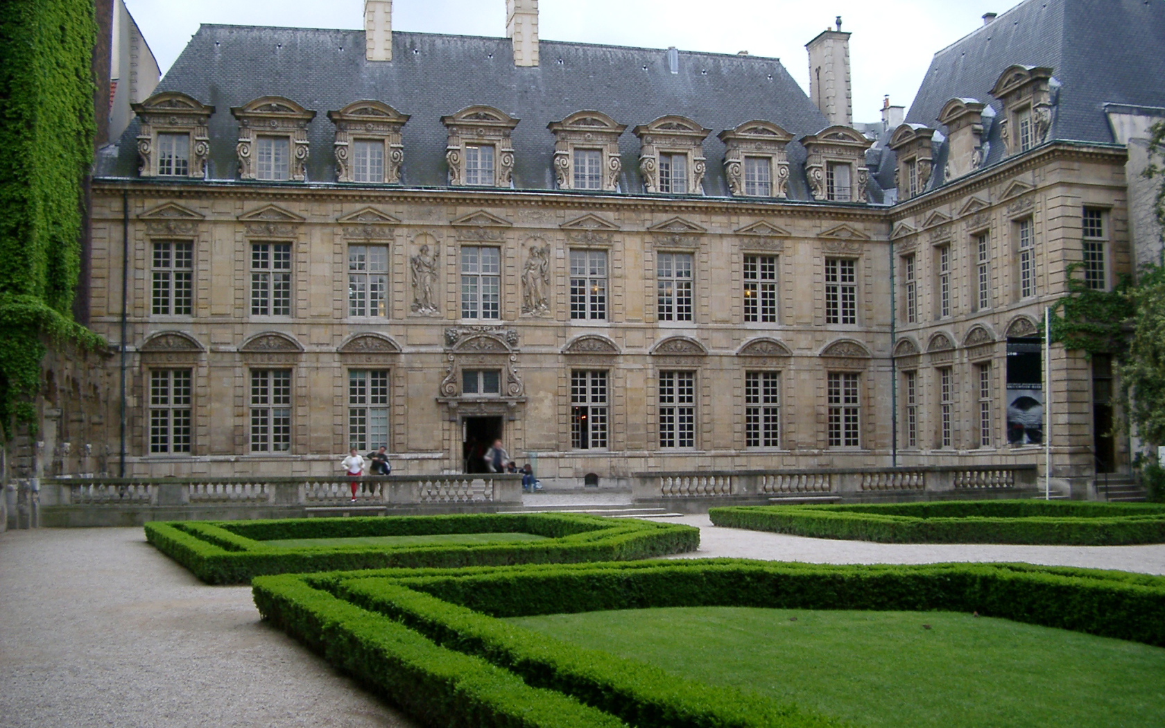 Архитектурный ансамбль с газонами