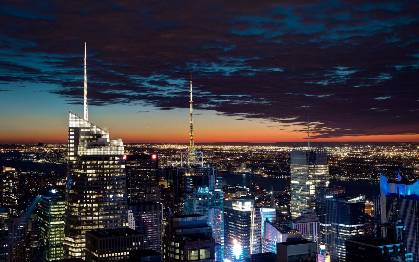 Пейзаж вечернего города с огнями