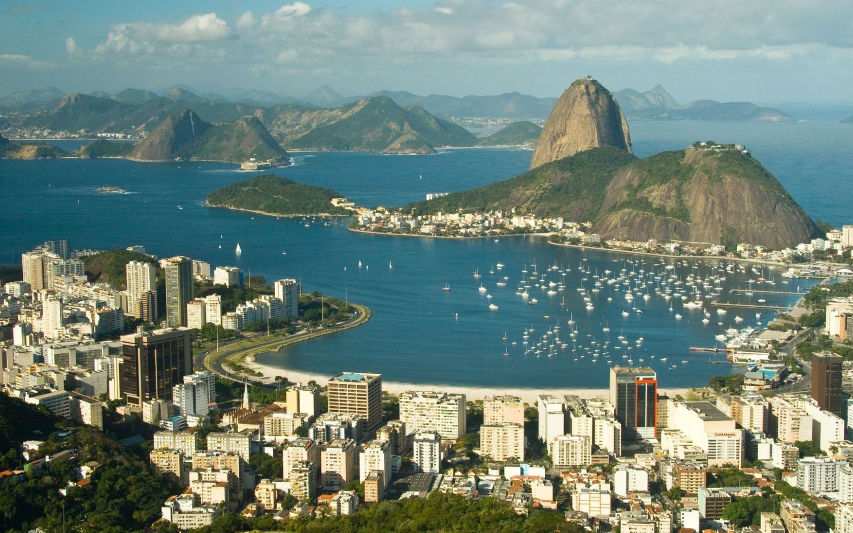 Вид на город у моря с высоты