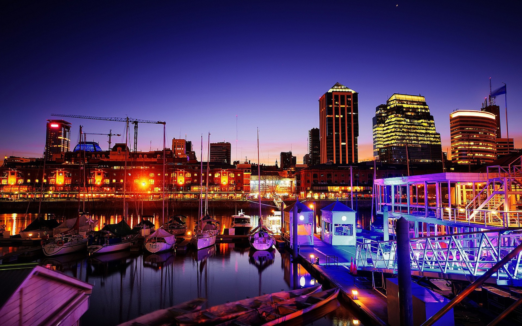 Вечерний город отражается в воде