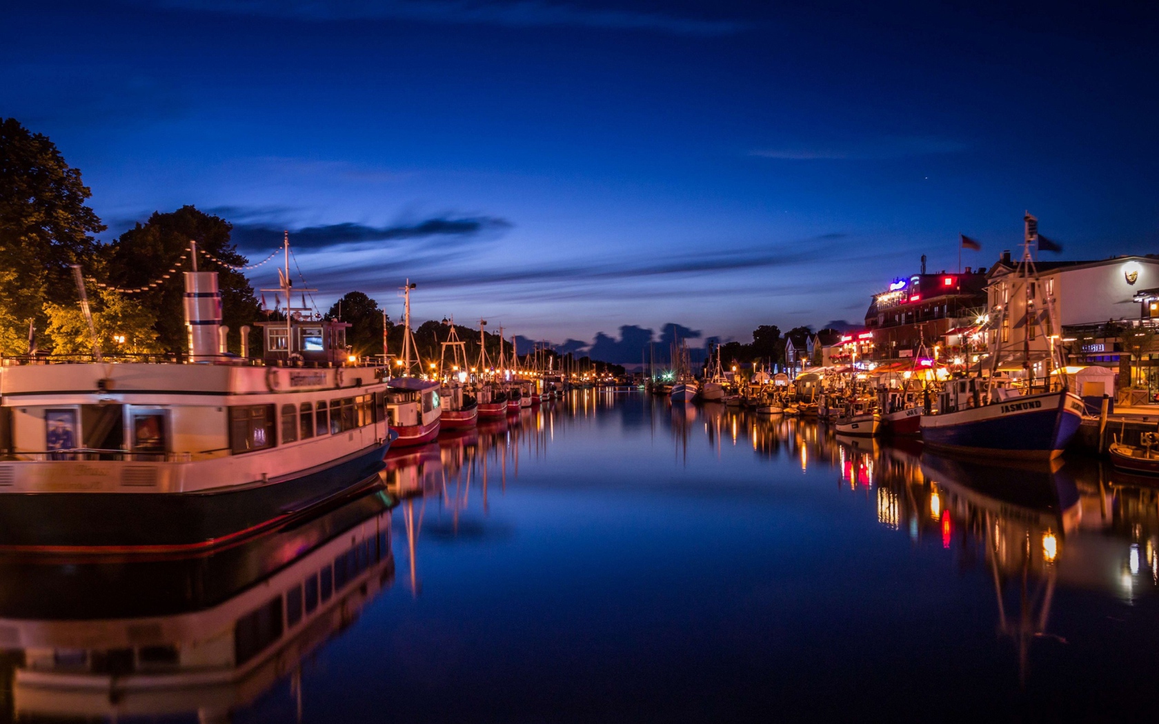 Город на берегу реки вечером