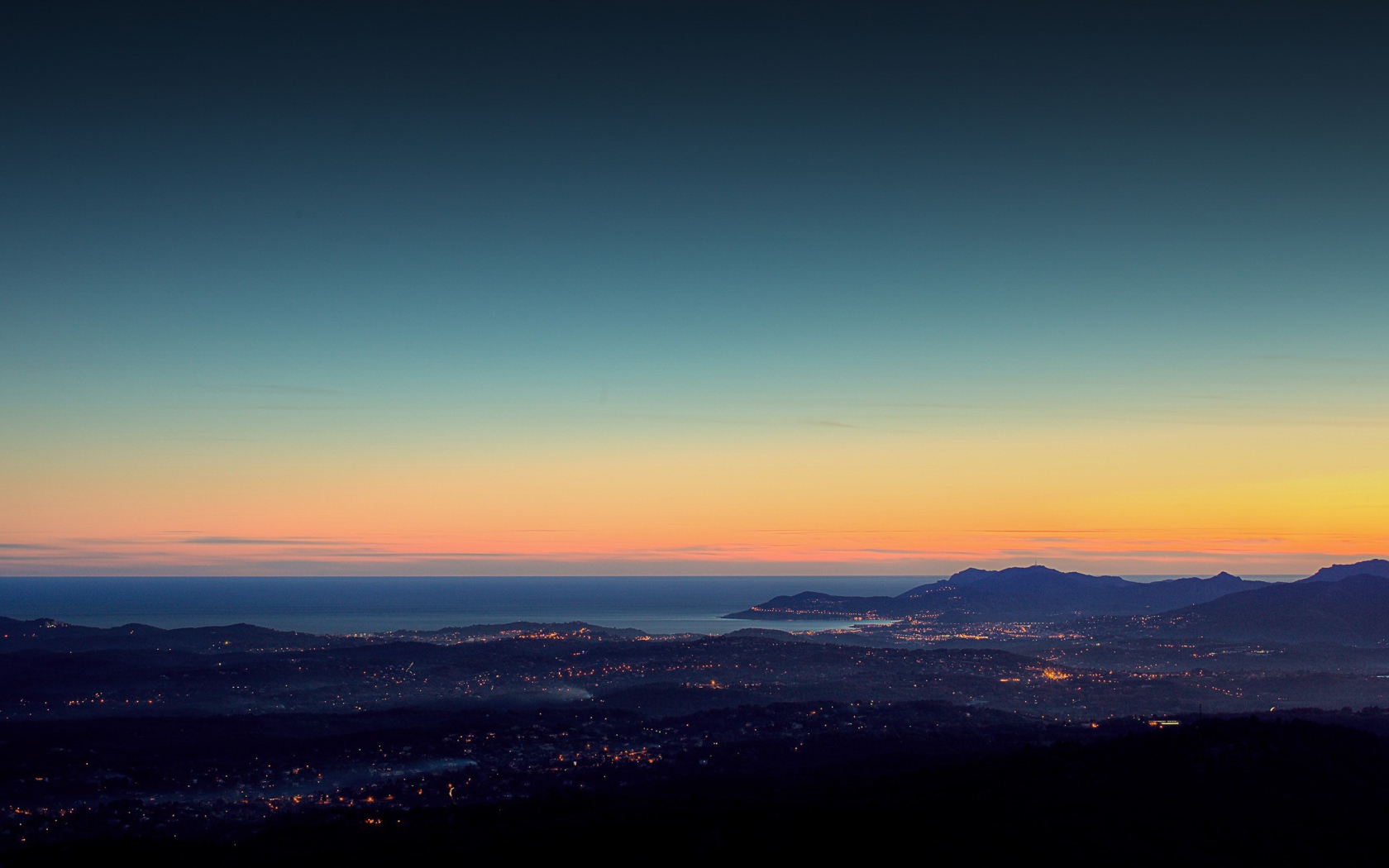 Вид вечернего города с горы