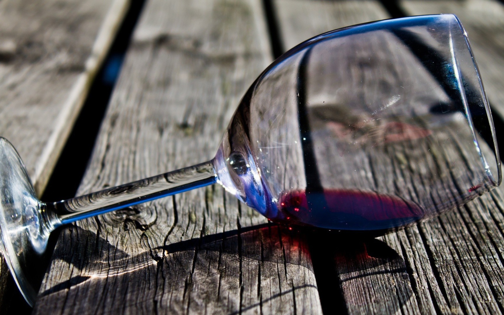 Бокал на деревянном полу