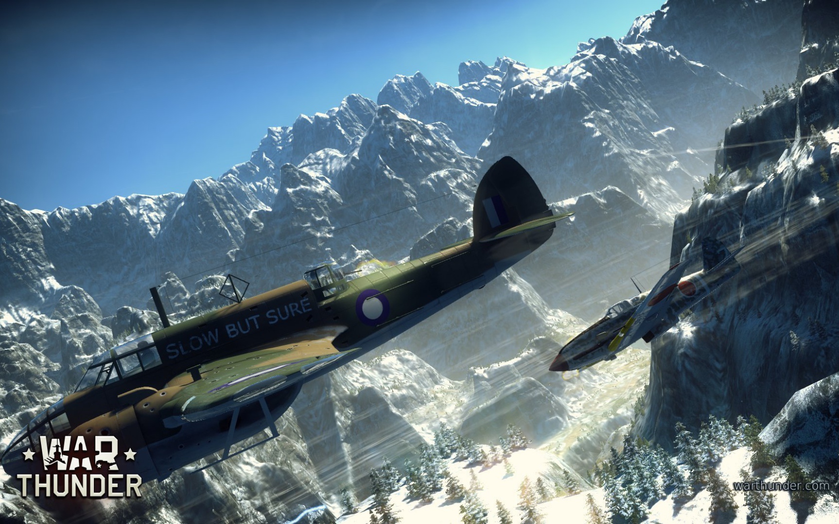 War Thunder самолеты летают над холмами