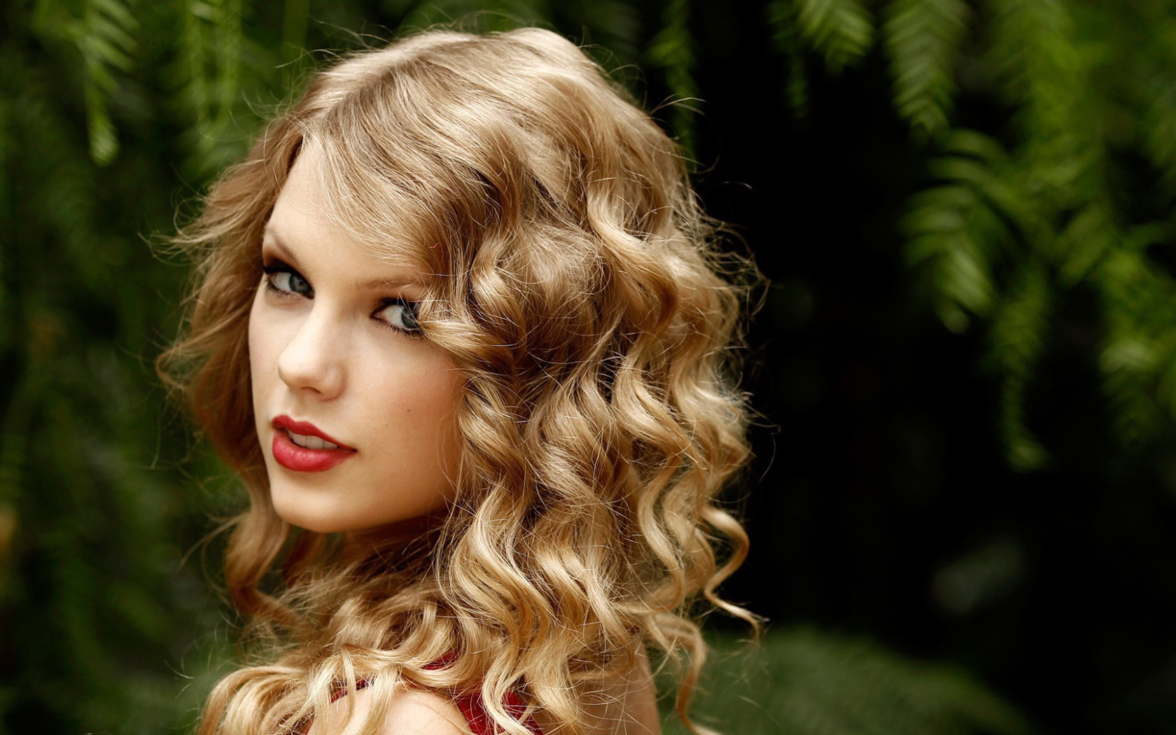 Блондинка Тейлор Свифт