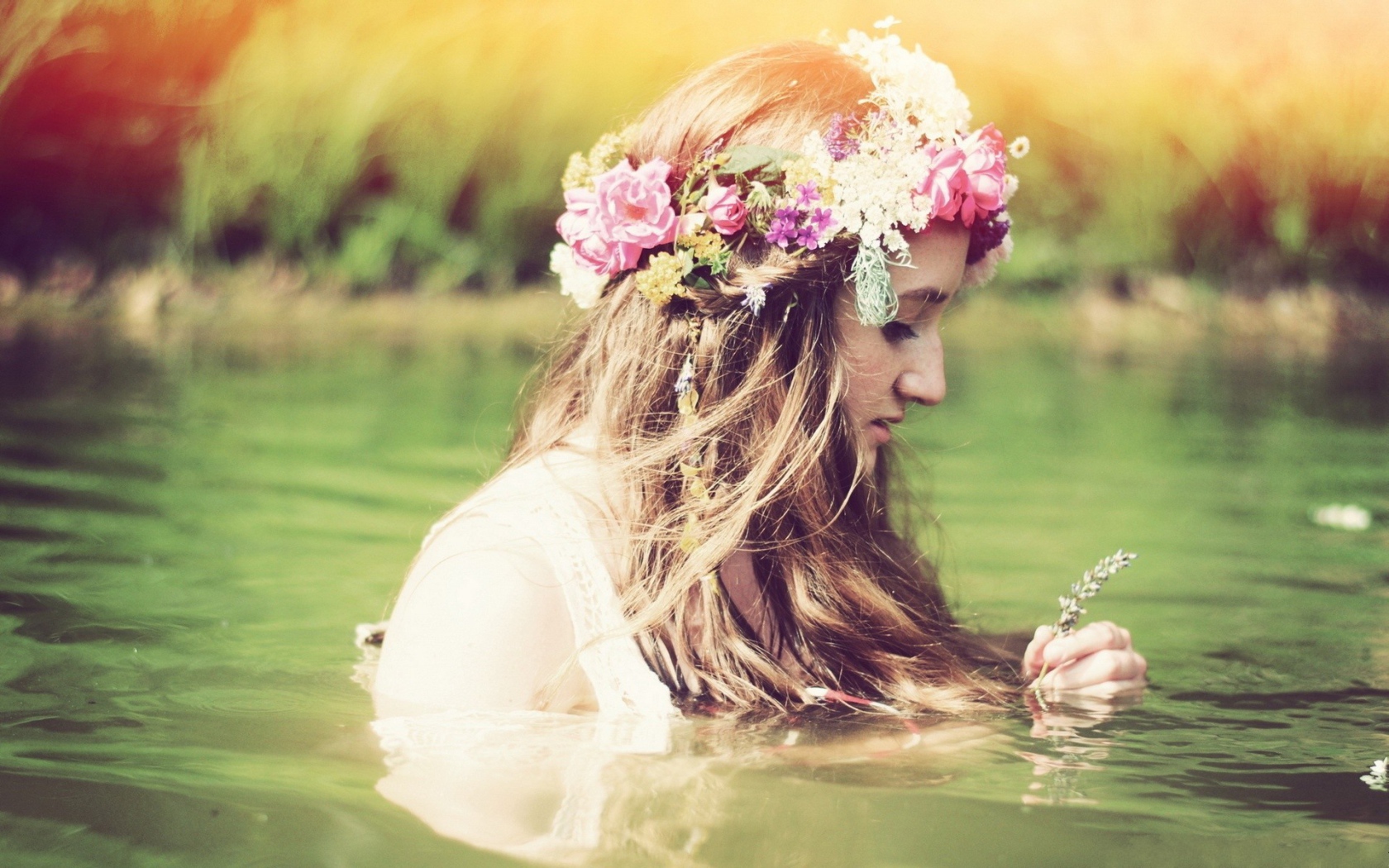 Девушка купается с венком на голове