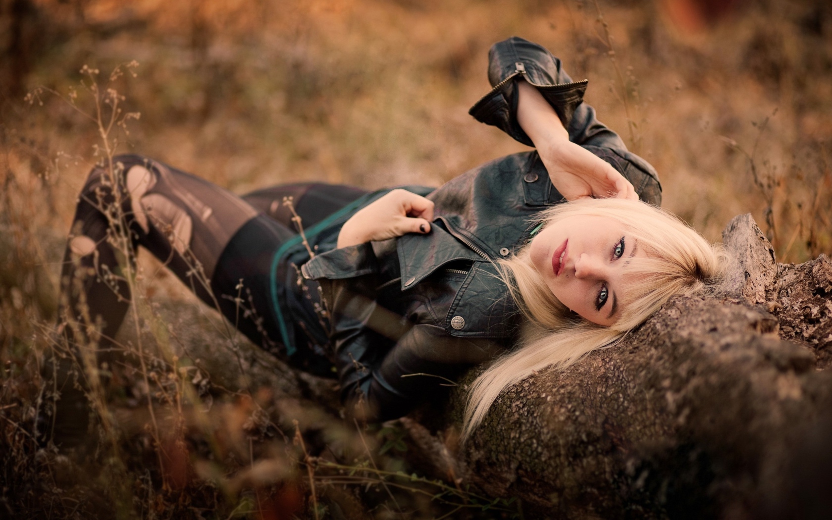 Девушка с рваными колготками