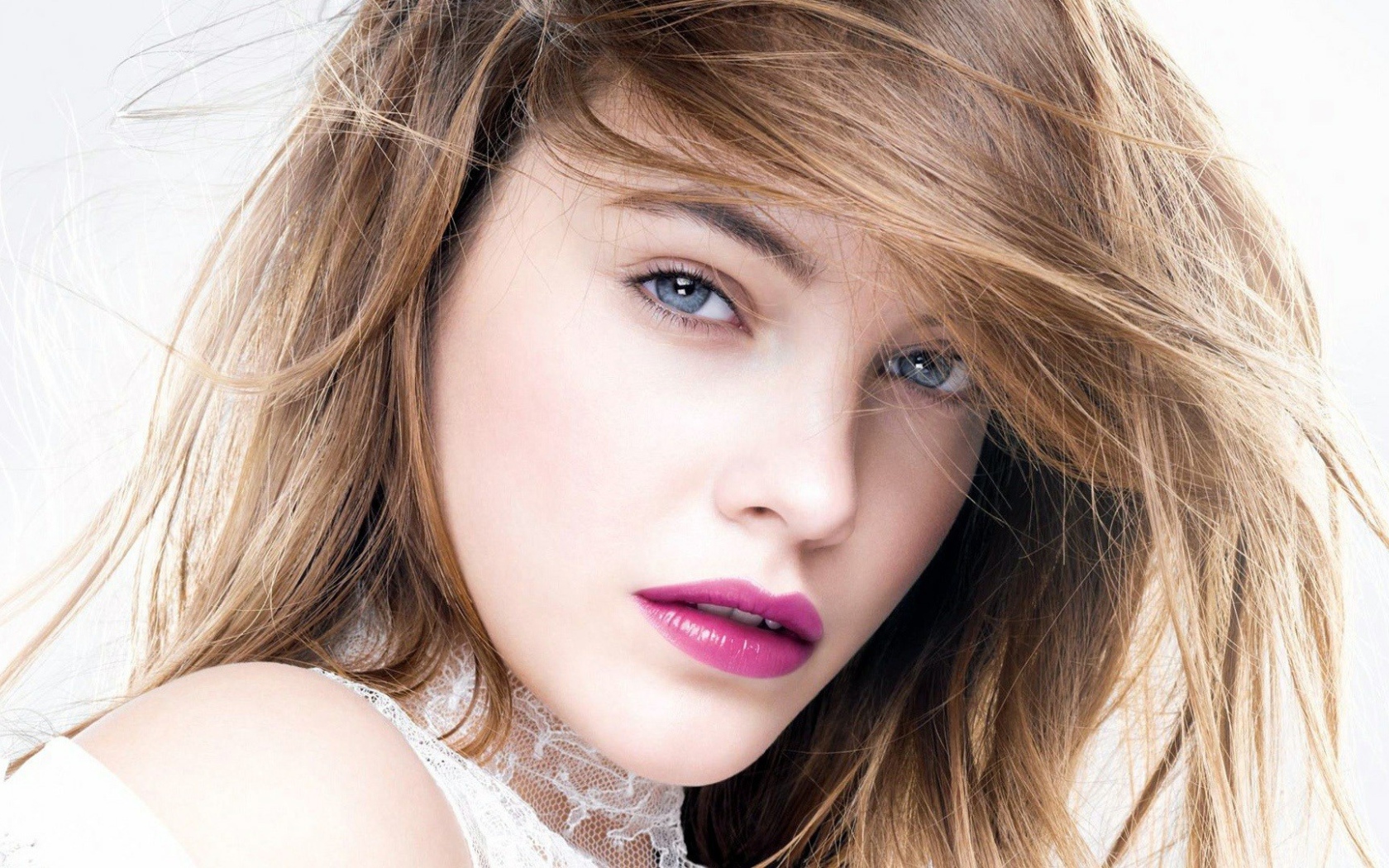 Розовые губы и серые глаза