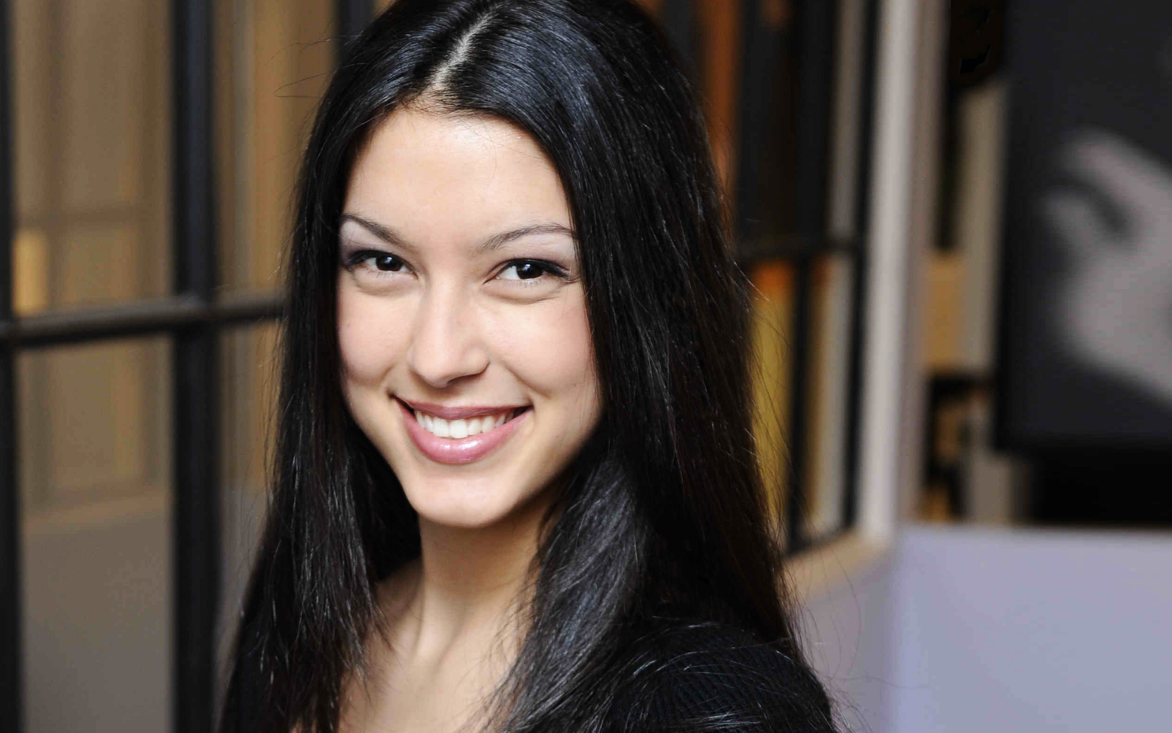 Ребекка Мир брюнетка