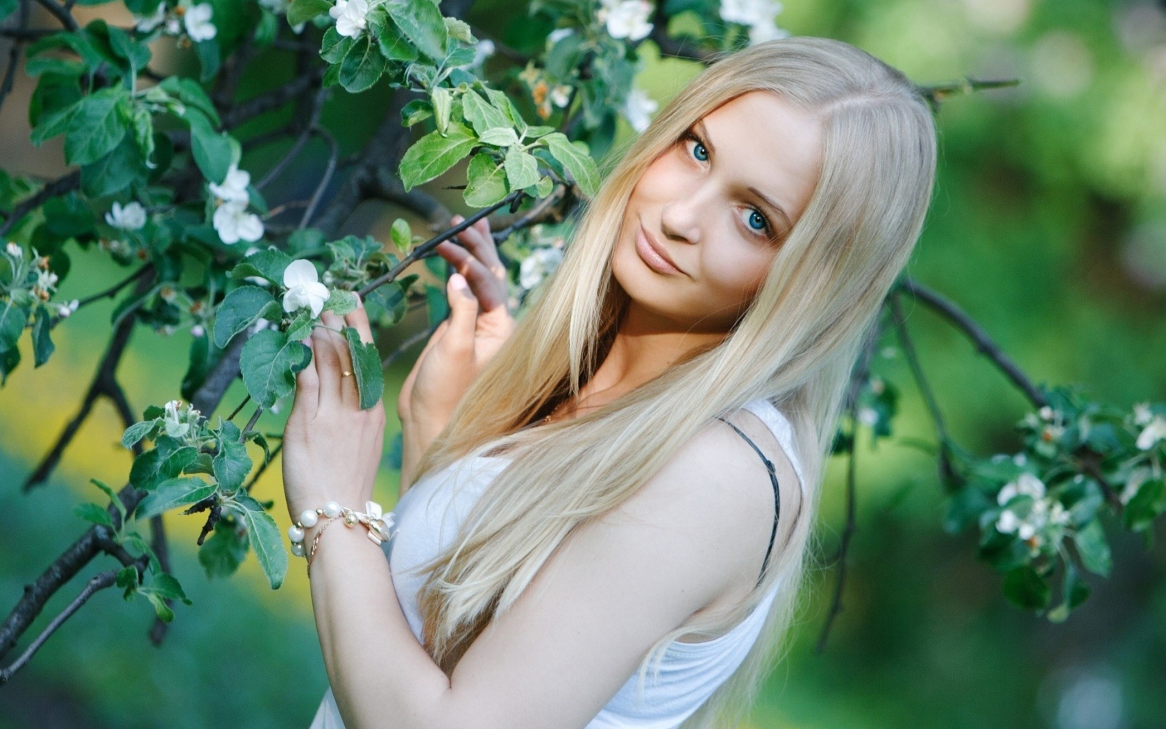 Блондинка у цветущего дерева