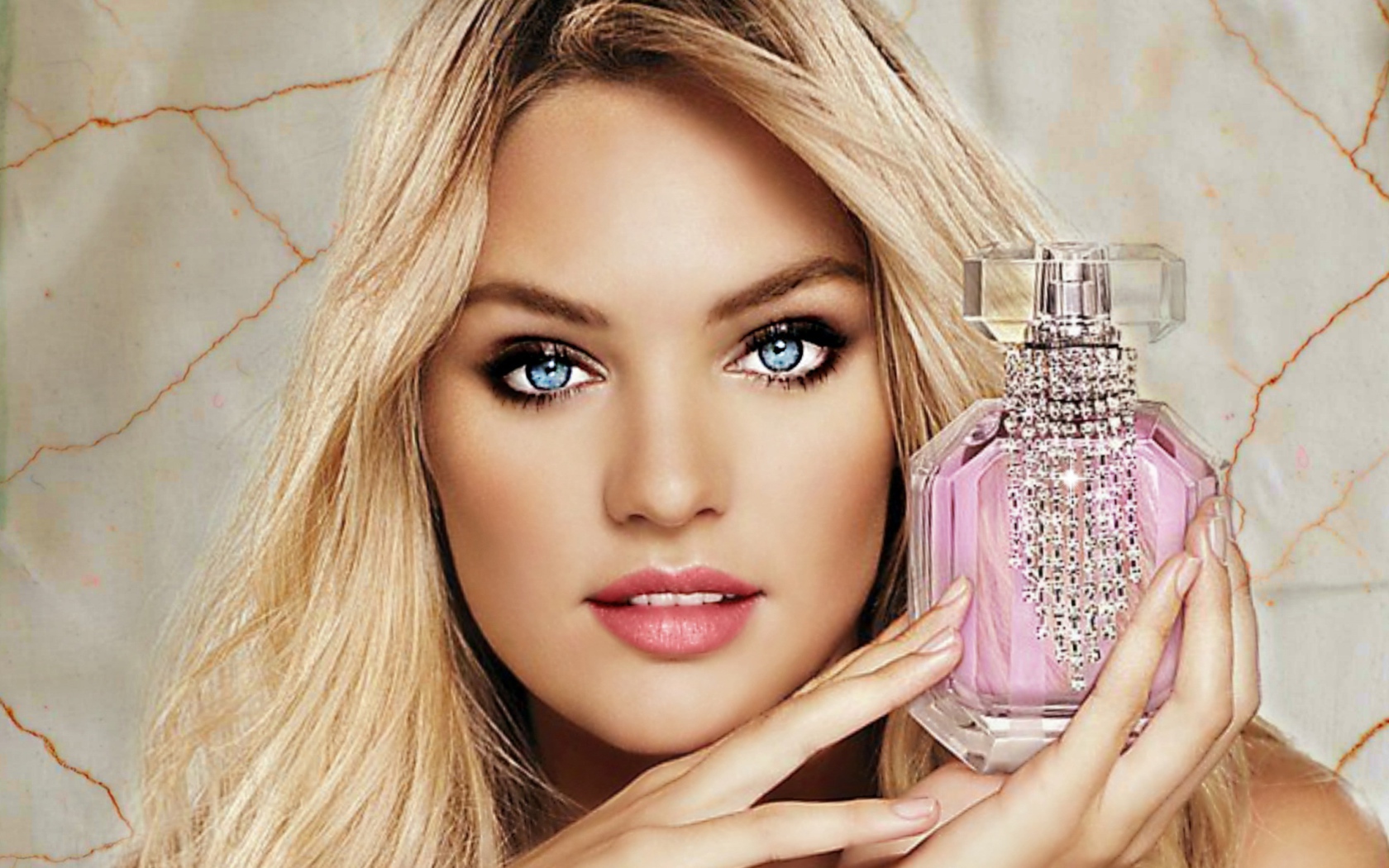 Девушка с духами