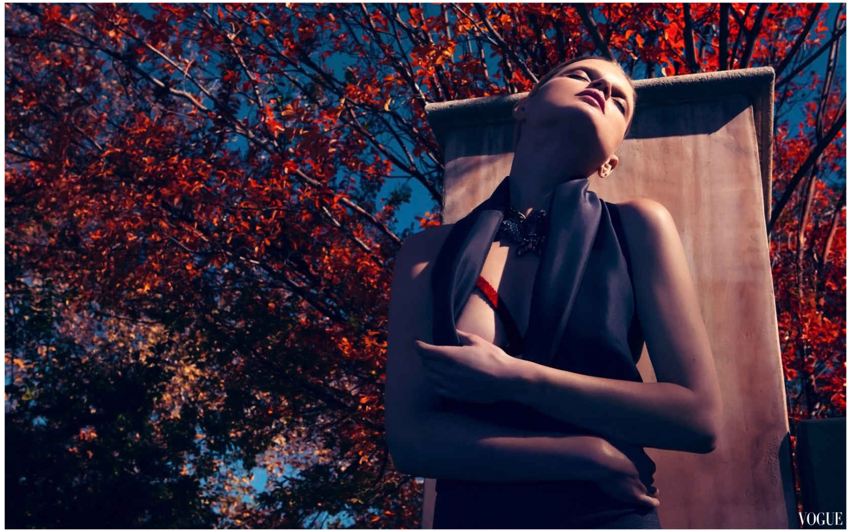 Фотография девушки на фоне осенних деревьев