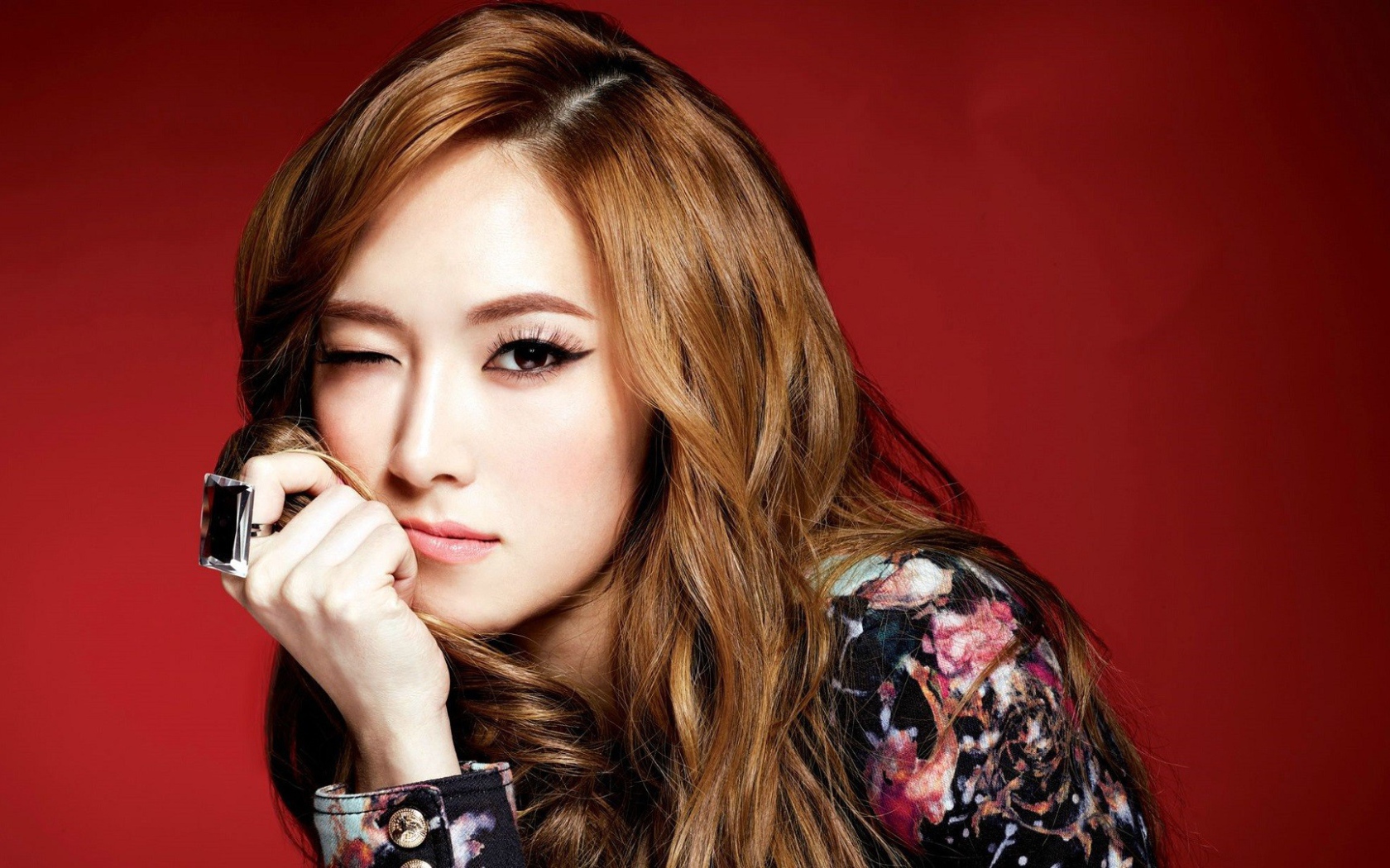 Кольцо с большим камнем