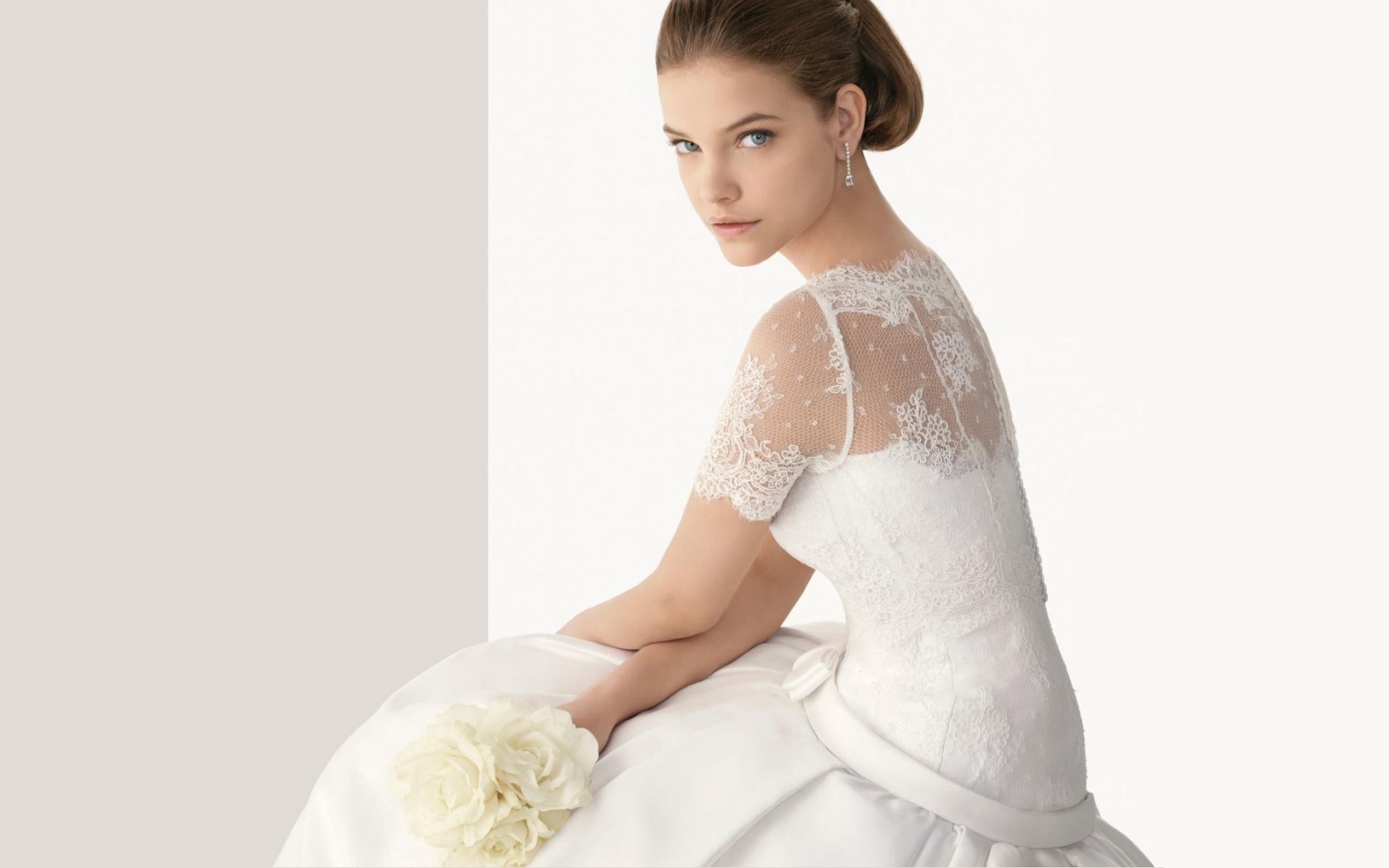 Невеста в свадебном платье