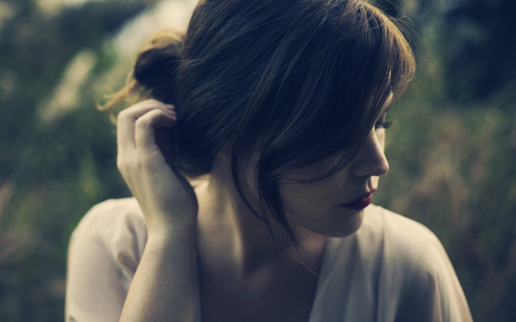 Девушка поправляет волосы