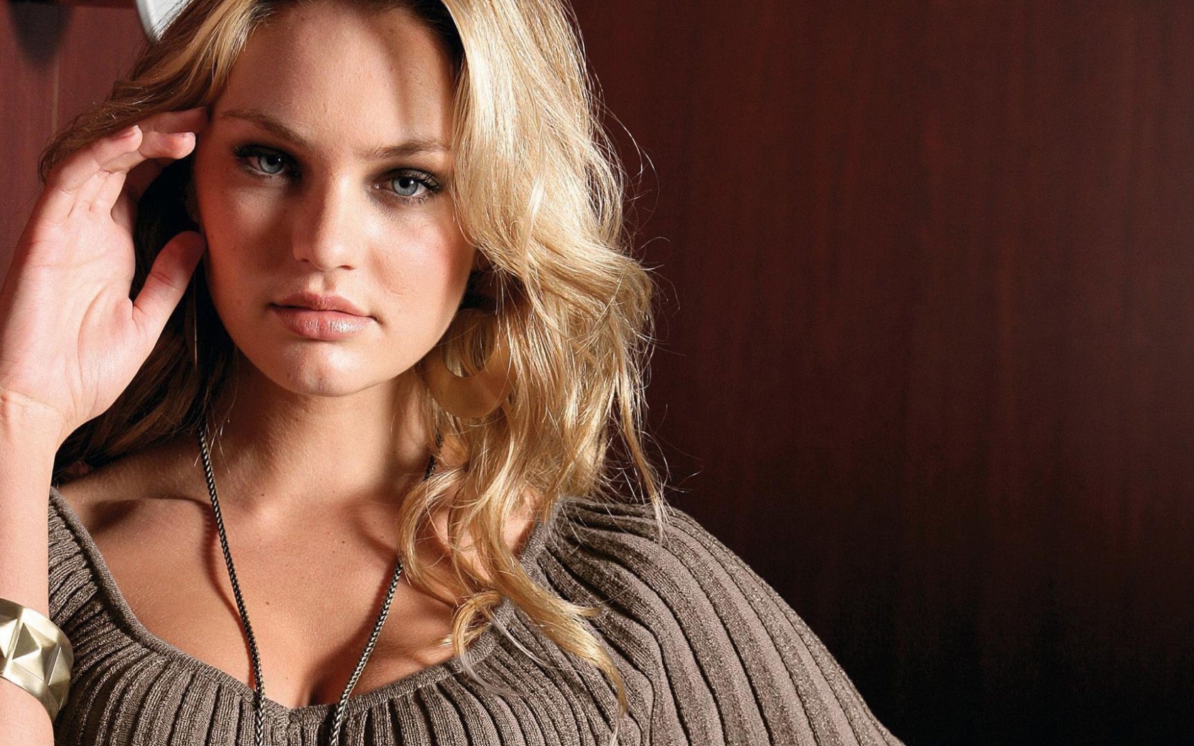 Модель с браслетом на руке