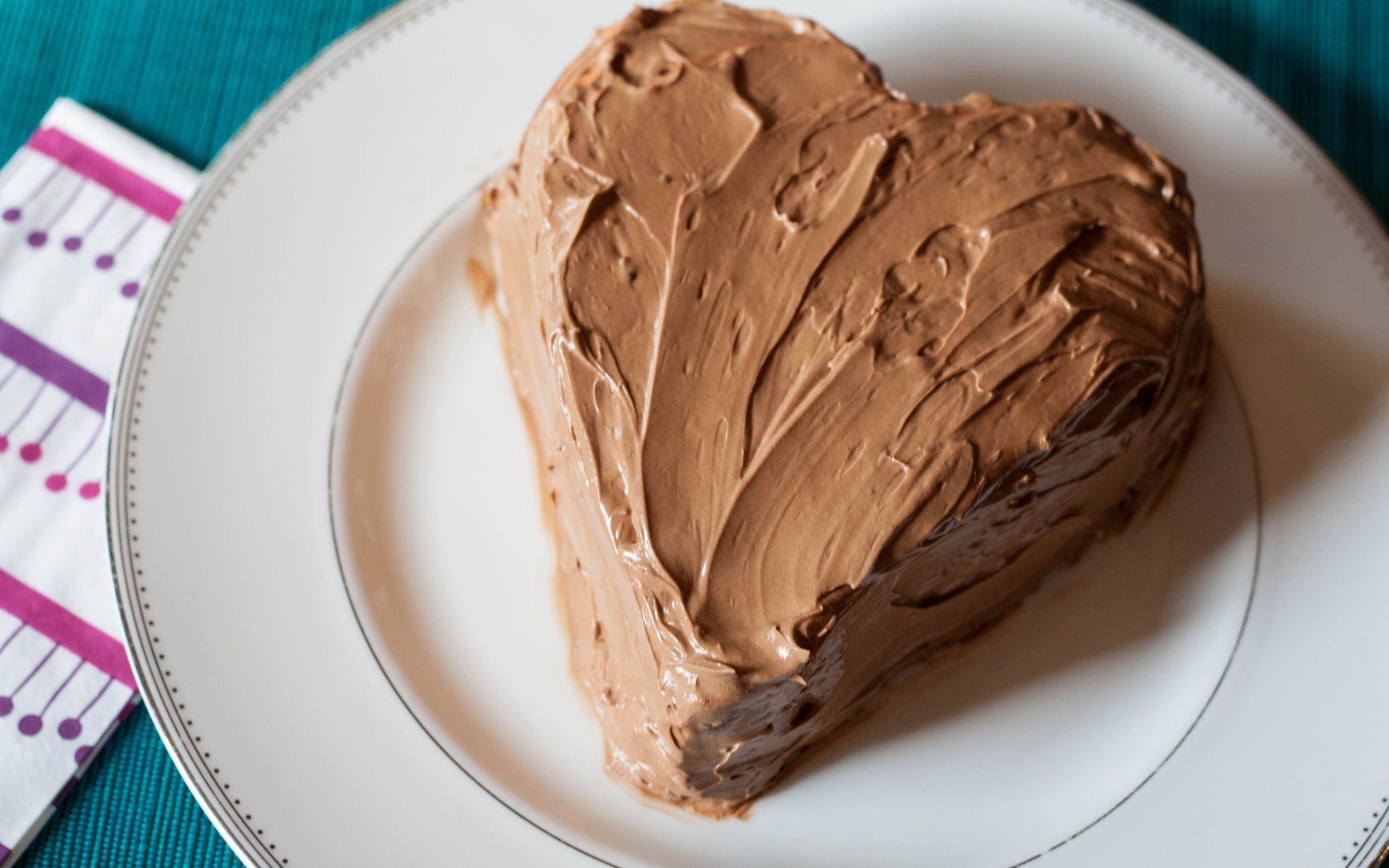 Кремовый торт в виде сердца на день рождения