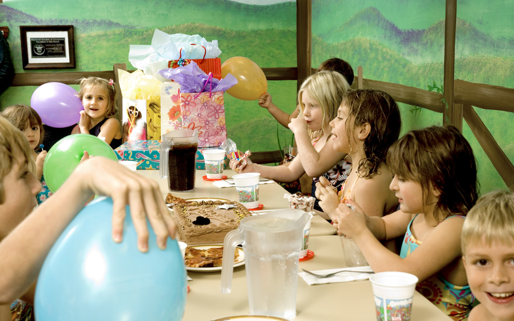 Праздничный стол с гостями на день рождения