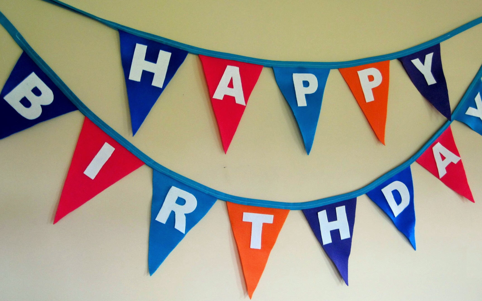 Флажки на стене на день рождения