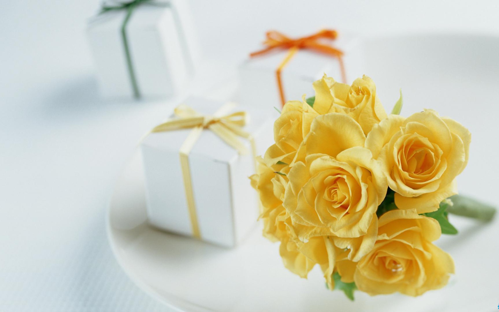 Подарки и жёлтые розы на день рождения