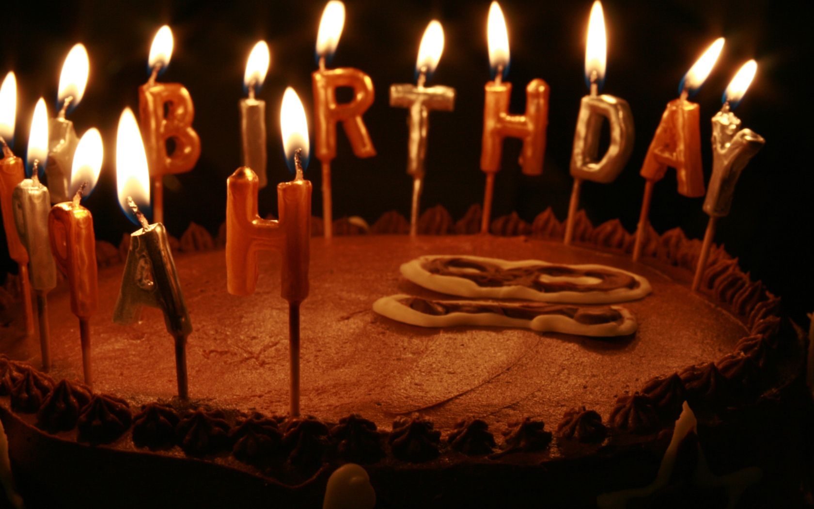 Вкусный торт со свечами