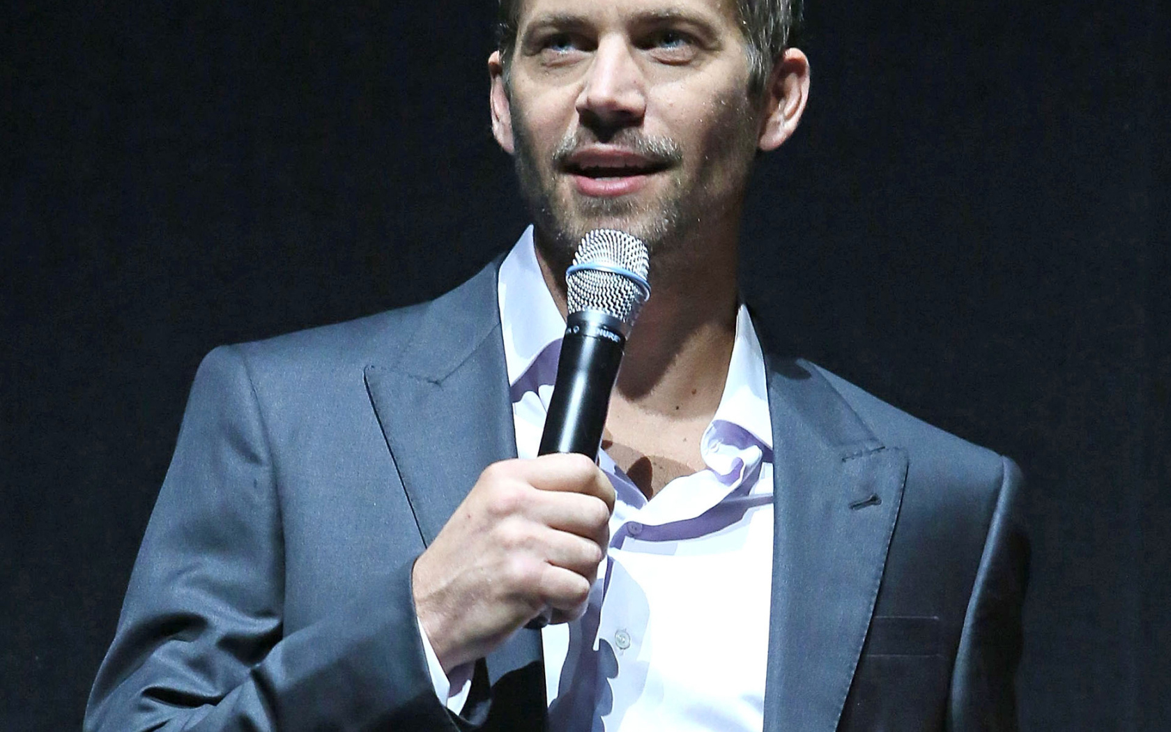 Пол Уокер говорит в микрофон