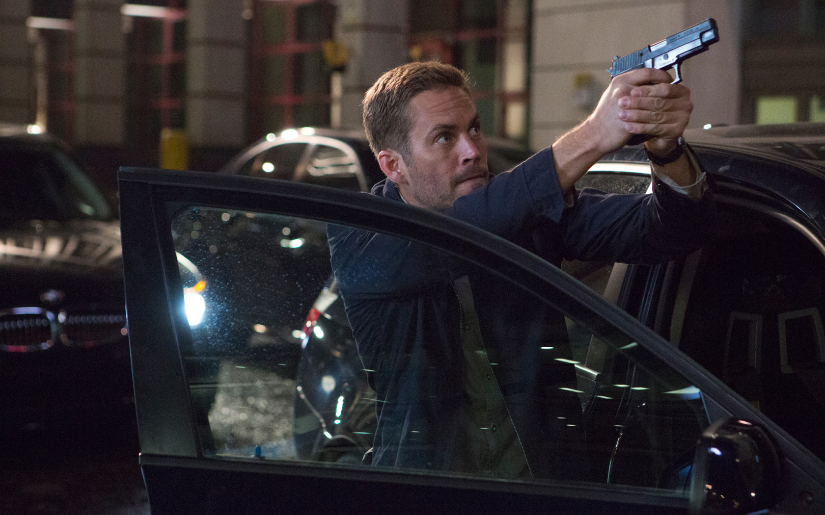 Пол Уокер с пистолетом