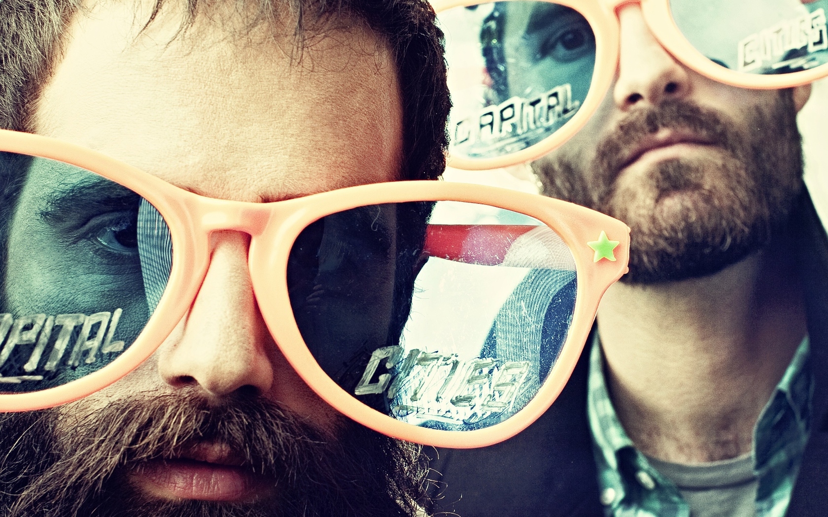 Capital Cities в очках