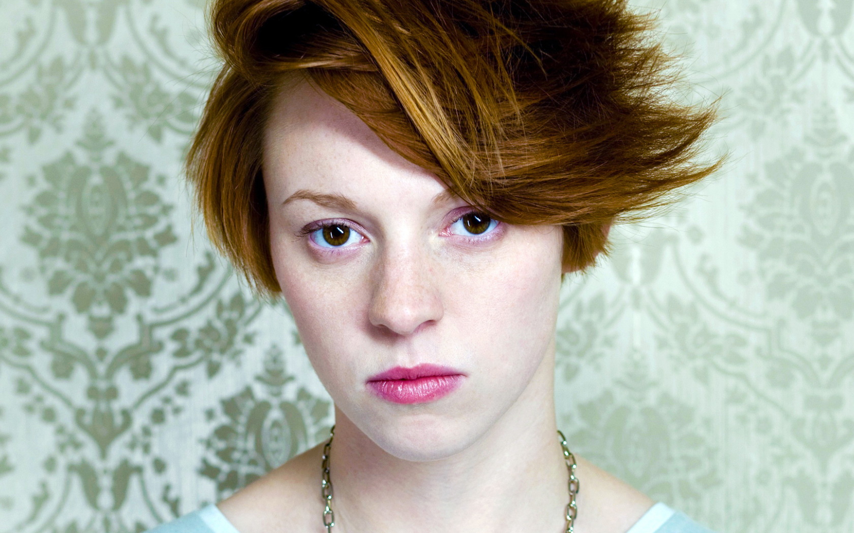 La Roux в зеленом фоне