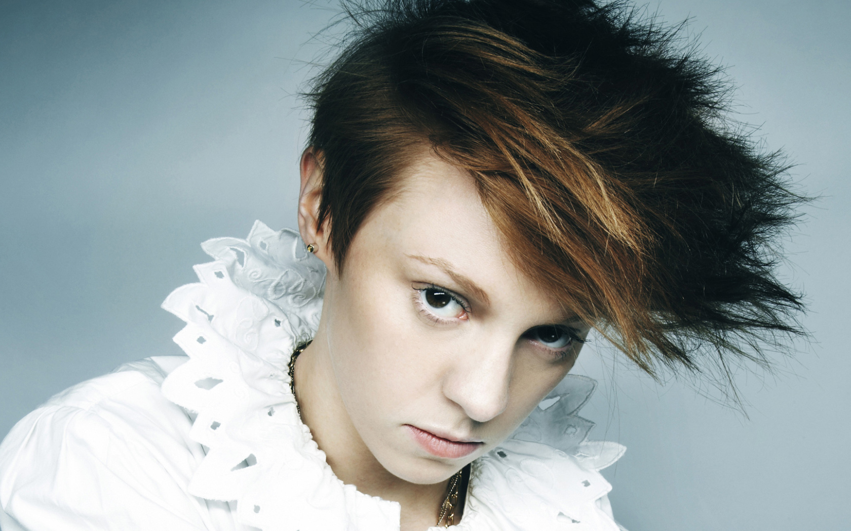 La Roux в белой рубашке