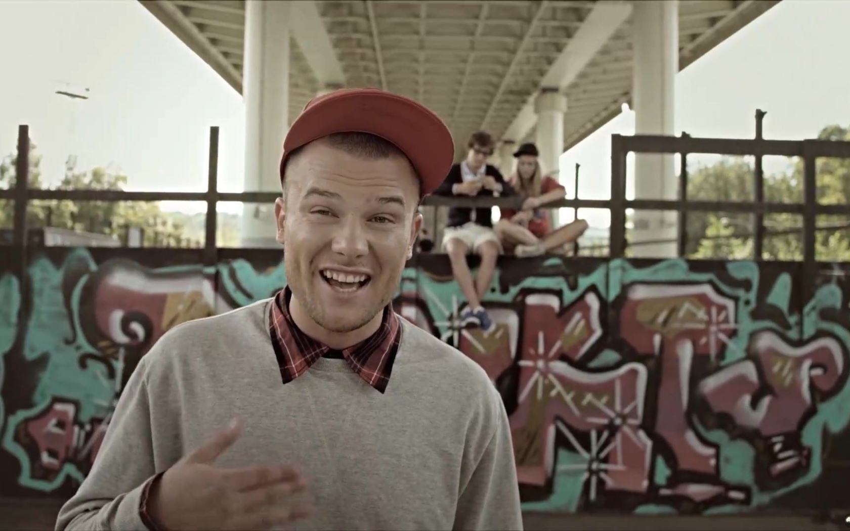 Макс Корж около граффити