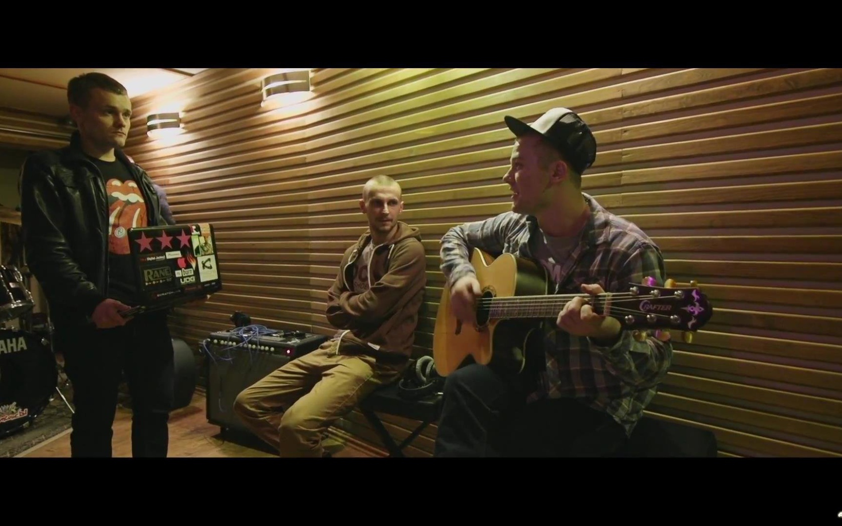 Макс Корж играет на гитаре