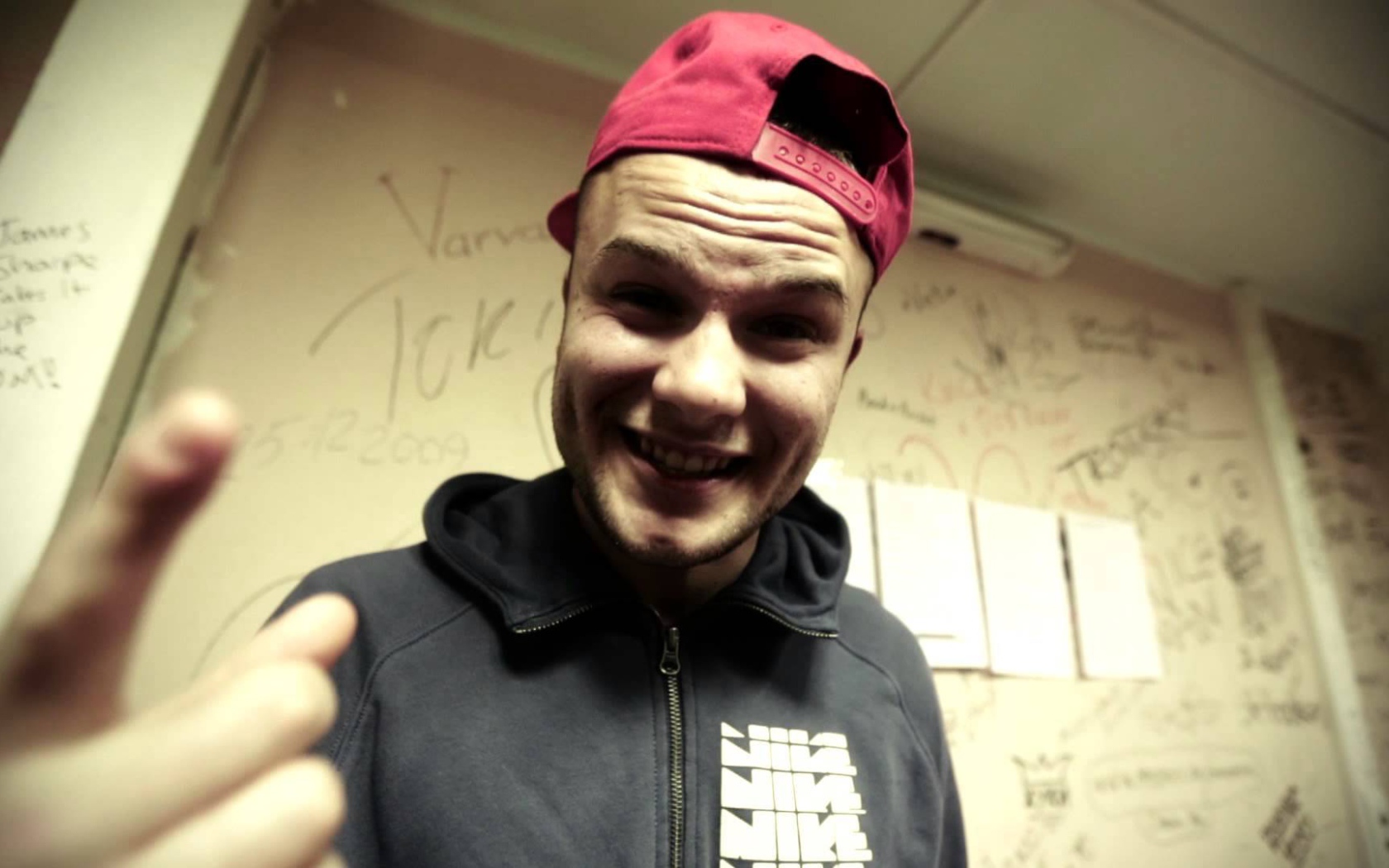 Макс Корж поет песню Небо