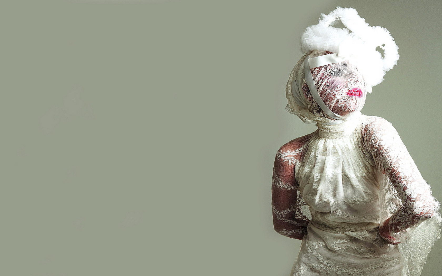 Эпатажная певица Леди Гага на светлом фоне