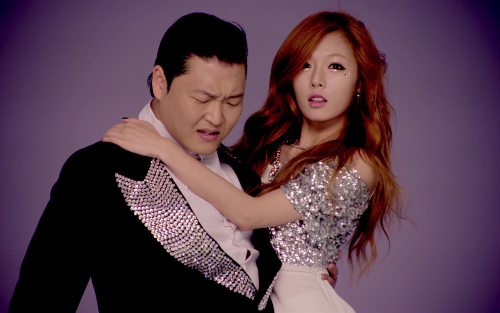 PSY с девушкой из клипа