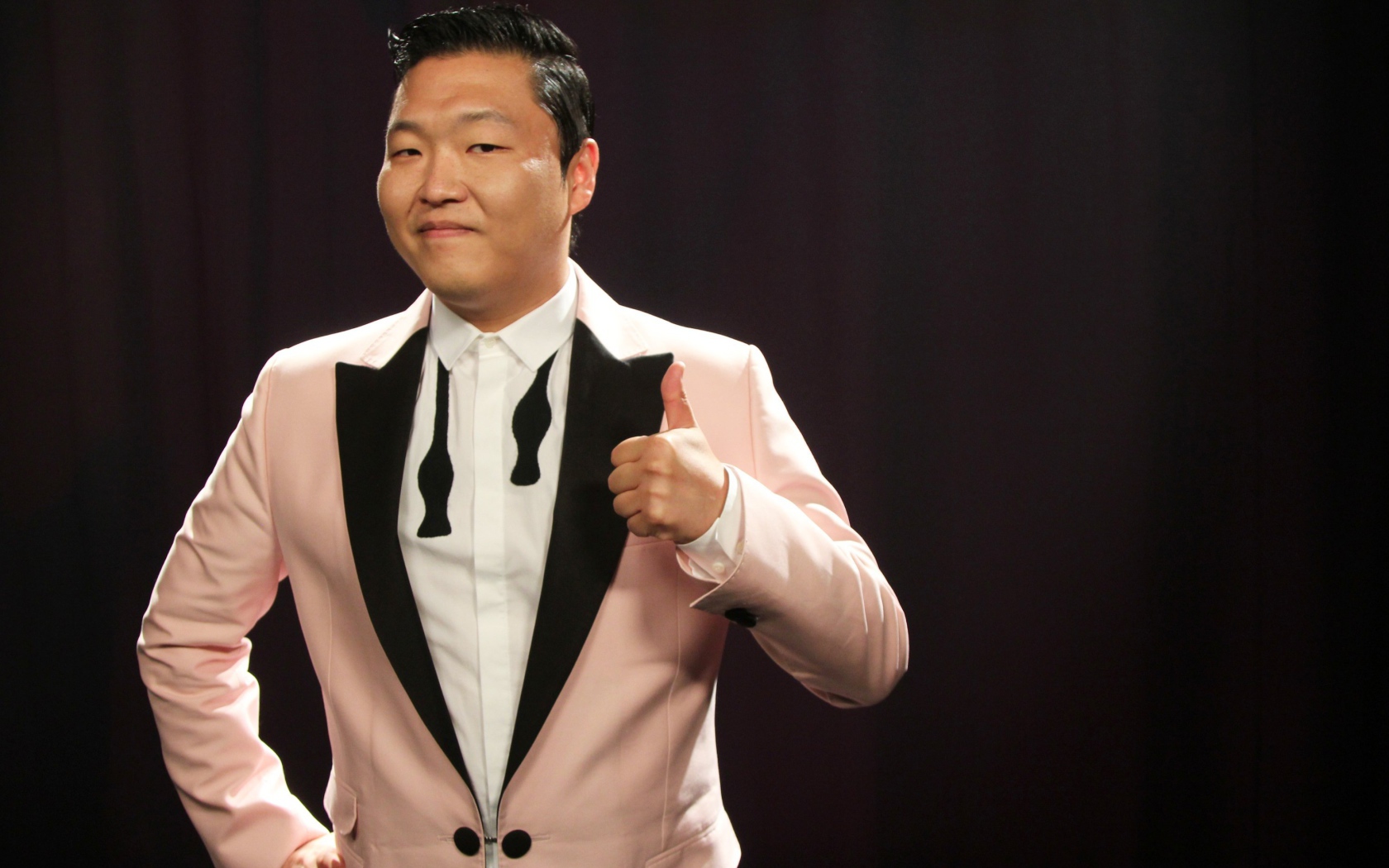 PSY в костюме