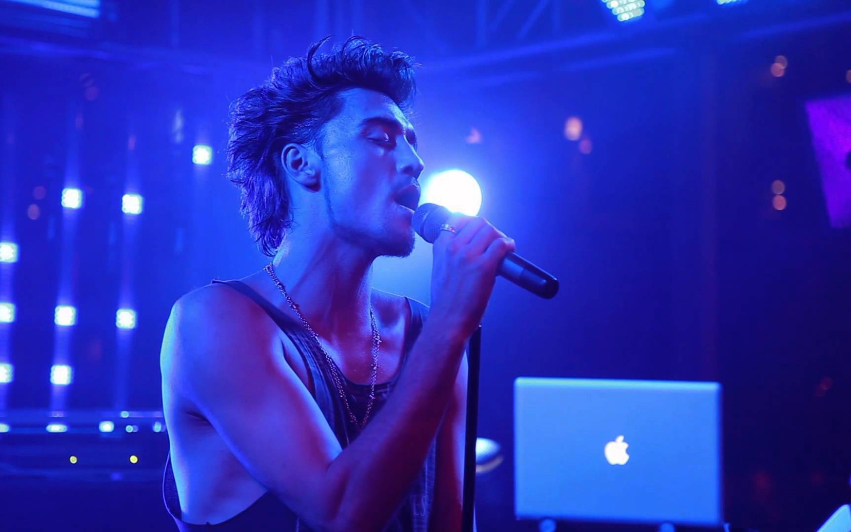 Певец Дима Билан поет песню Малыш