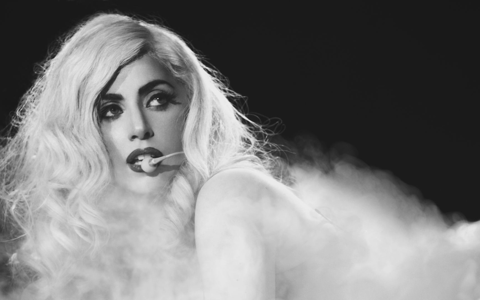 Певица Леди Гага выступает