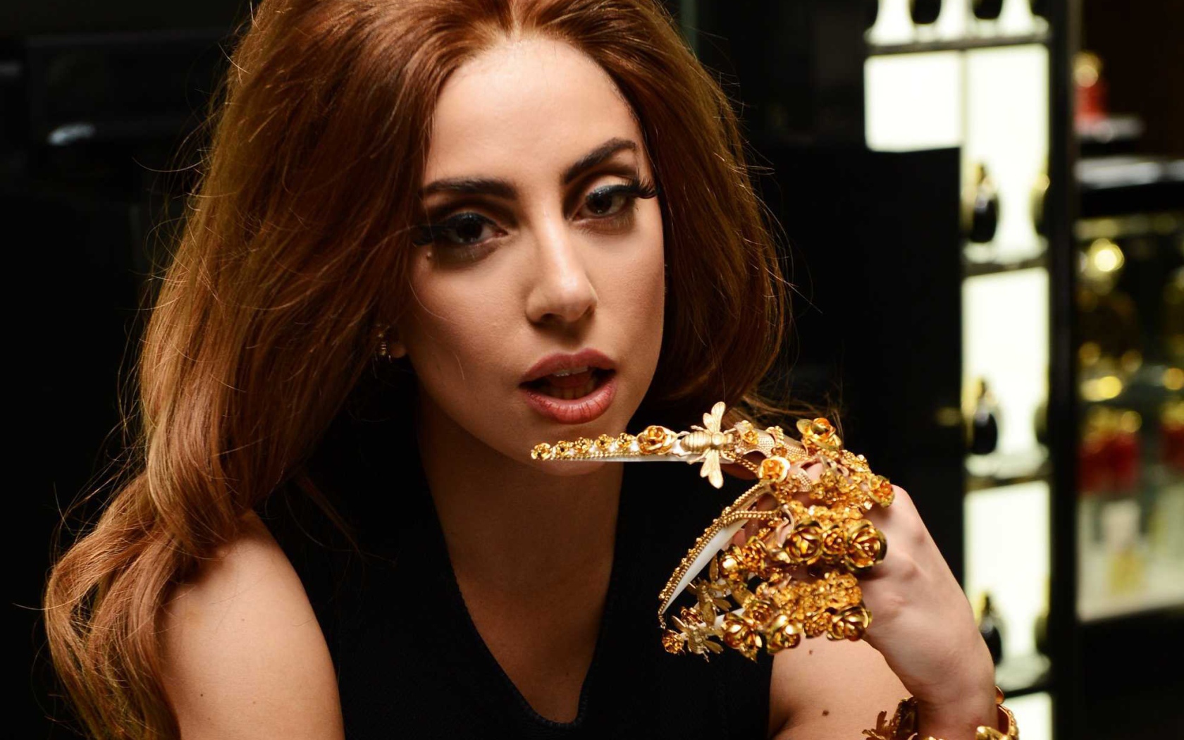 Певица Леди Гага с коричневыми волосами