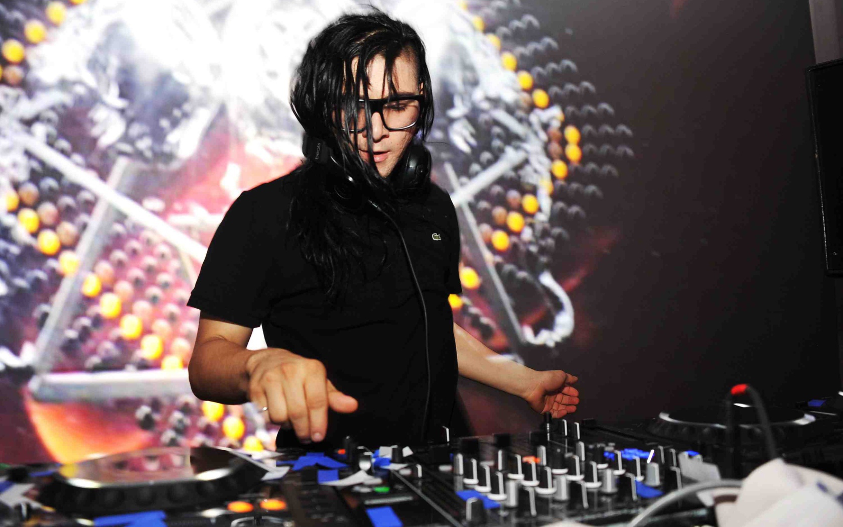 Skrillex играет новые треки
