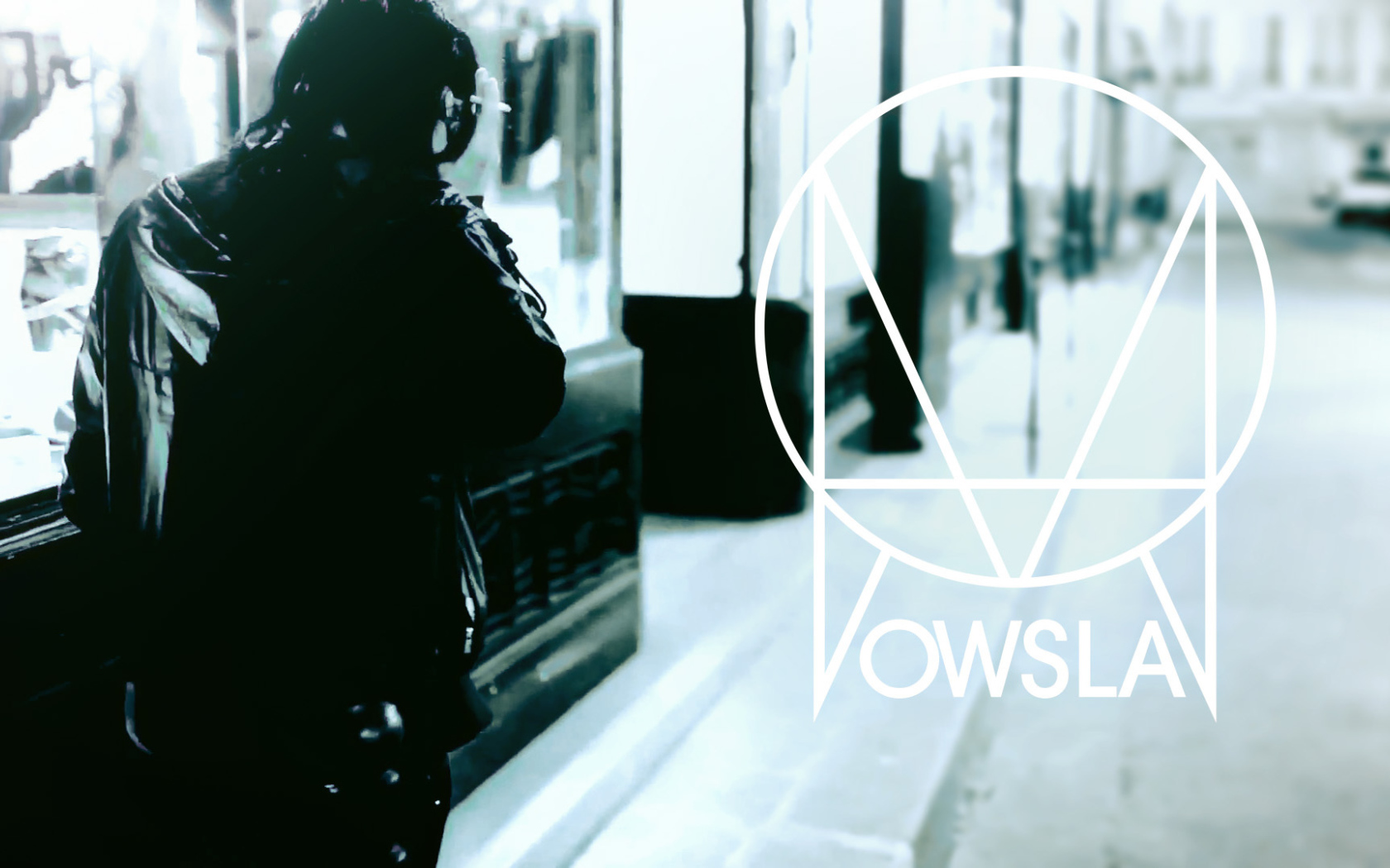 Skrillex идет по улице