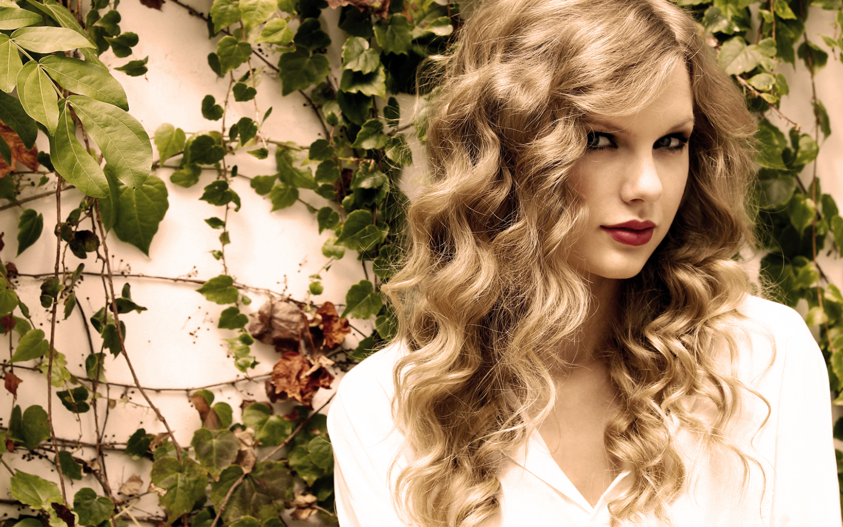 Taylor Swift в саду