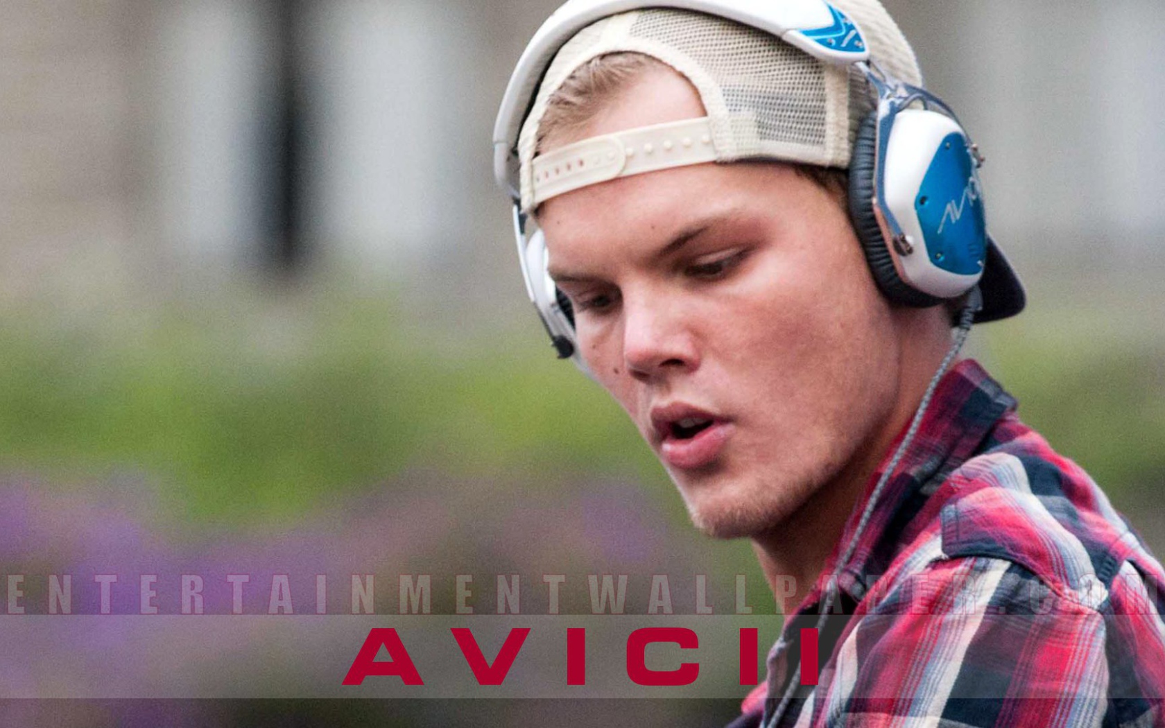 Avicii в наушниках