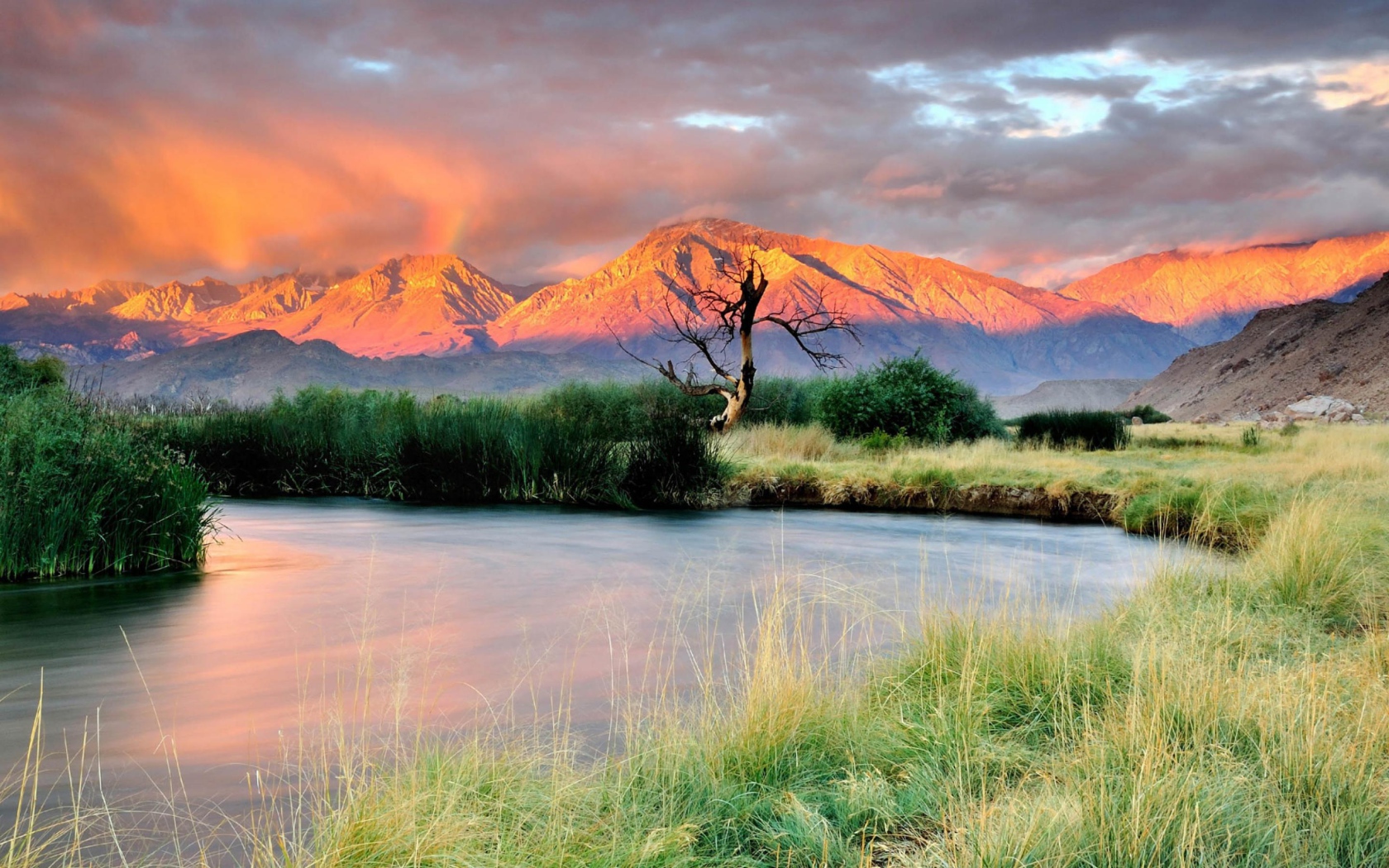 Горы и река на закате